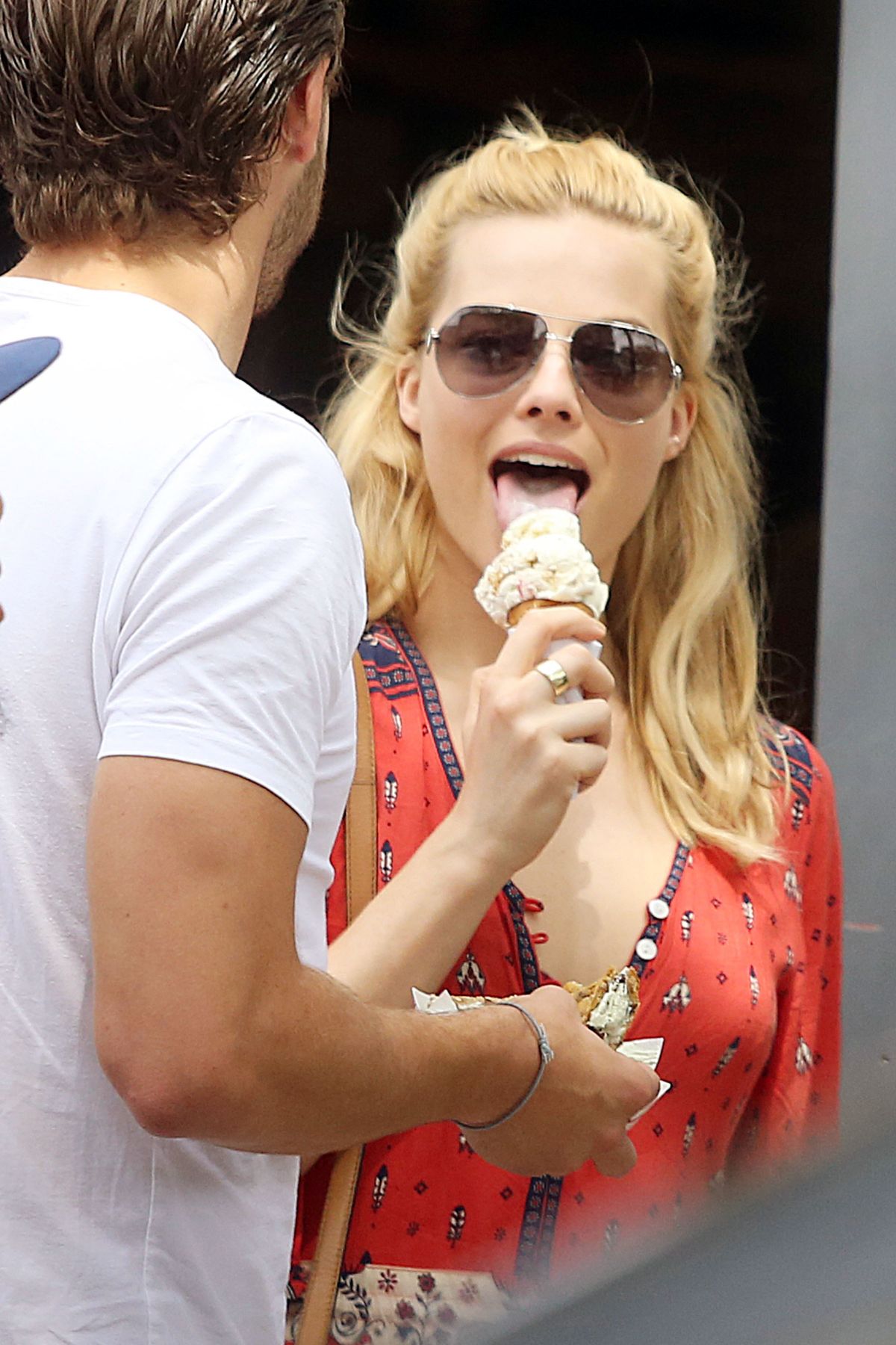 MARGOT ROBBIR Out for Ice Cram in Toronto 06/11/2015 MARGOT ROBBIR Out for Ice Cram in Toronto 06/11/2015