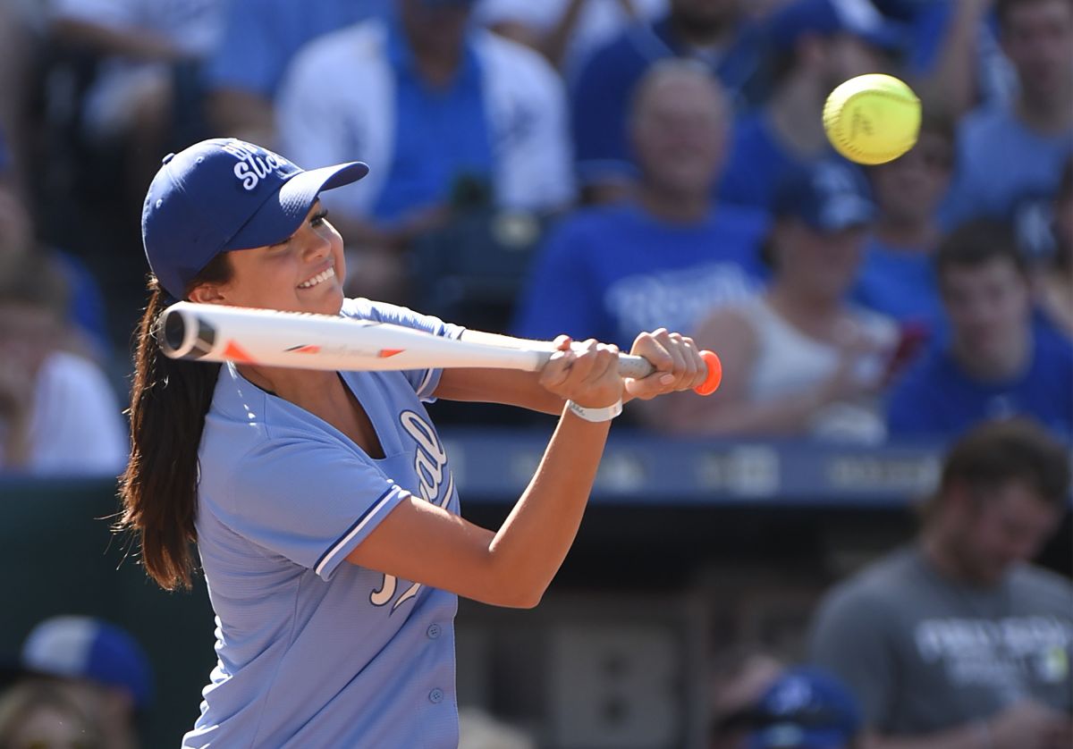 SELENA GOMEZ at Big Slick Celebrity Softball in Kansas City 06/19/2015 SELENA GOMEZ at Big Slick Celebrity Softball in Kansas City 06/19/2015