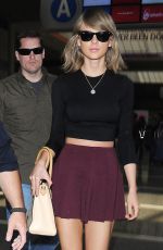TAYLOR SWIFT Arrives at LAX Airport in Los Angeles 06/17/2015