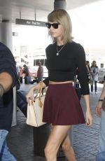 TAYLOR SWIFT Arrives at LAX Airport in Los Angeles 06/17/2015