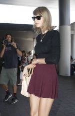 TAYLOR SWIFT Arrives at LAX Airport in Los Angeles 06/17/2015