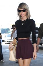 TAYLOR SWIFT Arrives at LAX Airport in Los Angeles 06/17/2015