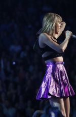 TAYLOR SWIFT at 1989 World Tour in Louisville