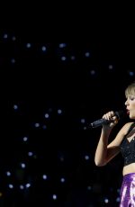 TAYLOR SWIFT at 1989 World Tour in Louisville