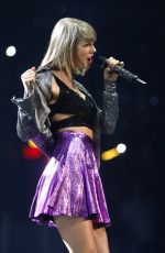 TAYLOR SWIFT at 1989 World Tour in Louisville