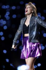 TAYLOR SWIFT at 1989 World Tour in Louisville