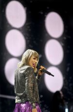 TAYLOR SWIFT at 1989 World Tour in Louisville