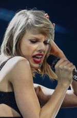 TAYLOR SWIFT at 1989 World Tour in Louisville