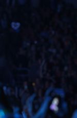 TAYLOR SWIFT at 1989 World Tour in Louisville