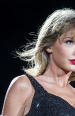 TAYLOR SWIFT at 1989 World Tour in Philadelphia