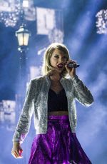 TAYLOR SWIFT at 1989 World Tour in Philadelphia