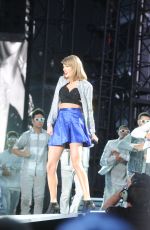 TAYLOR SWIFT at 1989 World Tour in Pittsburgh