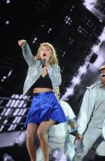 TAYLOR SWIFT at 1989 World Tour in Pittsburgh