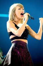 TAYLOR SWIFT Performs at 1989 World Tour in Manchester