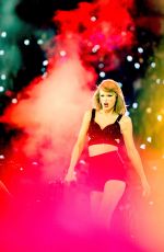 TAYLOR SWIFT Performs at 1989 World Tour in Manchester