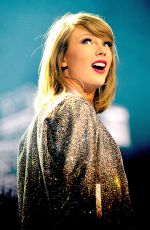 TAYLOR SWIFT Performs at 1989 World Tour in Manchester