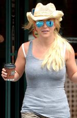 BRITEY SPEARS Leaves Corner Bakery Cafe in Thousand Oaks 07/09/2015