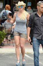 BRITEY SPEARS Leaves Corner Bakery Cafe in Thousand Oaks 07/09/2015