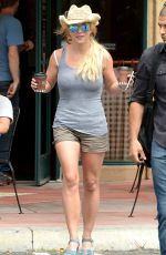 BRITEY SPEARS Leaves Corner Bakery Cafe in Thousand Oaks 07/09/2015