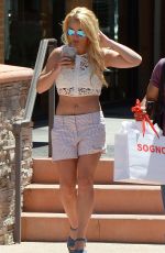 BRITNEY SPEARS Leaves Sogno Boutique in Thousand Oaks 07/17/2015