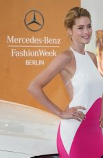 DOUTZEN KROES at Mercedes-benz Press Vernissage in Berlin