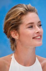 DOUTZEN KROES at Mercedes-benz Press Vernissage in Berlin