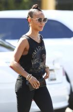 JADA PINKETT SMITH at Sunlife Organic in Calabasas 07/14/2015