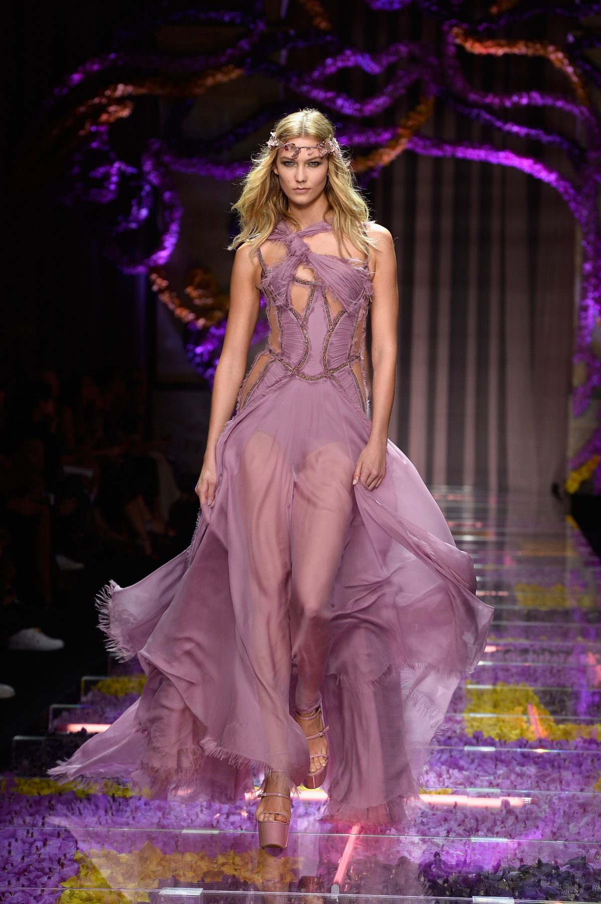 KARLIE KLOSS on the Runway of Atelier Versace Fashion Show in Paris – HawtCelebs1200 x 1804