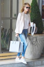 ROSIE HUNTINGTON-WHITELEY Leaves Her Hotel in London 07/30/2015