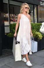 ROSIE HUNTINGTON-WHITELEY Out Shopping in London 07/03/2015