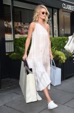 ROSIE HUNTINGTON-WHITELEY Out Shopping in London 07/03/2015