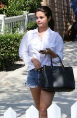 SELENA GOMEZ Leaves a Friend