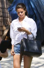 SELENA GOMEZ Leaves a Friend