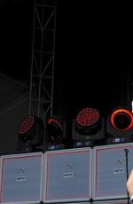CHARLI XCX Performs at Lollapalooza in Chicago 08/01/2015