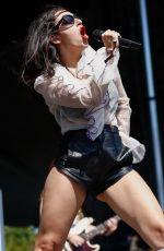 CHARLI XCX Performs at Lollapalooza in Chicago 08/01/2015