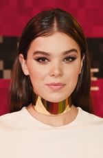 HAILEE STEINFELD at MTV Video Music Awards 2015 in Los Angeles