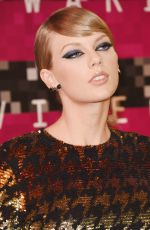 TAYLOR SWIFT at MTV Video Music Awards 2015 in Los Angeles