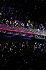 TAYLOR SWIFT and AVRIL LAVIGNE Performs at 1989 World Tour in San Diego 08/29/2015