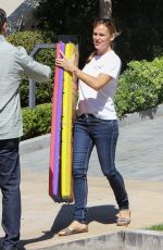 JENNIFER GARNER Shopping at Color Me Mine in Los Angeles 08/29/2015