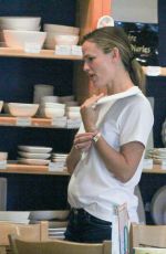 JENNIFER GARNER Shopping at Color Me Mine in Los Angeles 08/29/2015