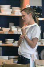 JENNIFER GARNER Shopping at Color Me Mine in Los Angeles 08/29/2015