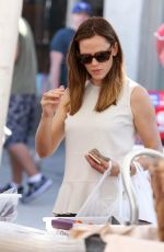 JENNIFER GARNER Shopping at Farmer