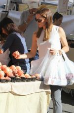 JENNIFER GARNER Shopping at Farmer