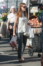 JENNIFER GARNER Shopping at Farmer