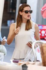 JENNIFER GARNER Shopping at Farmer