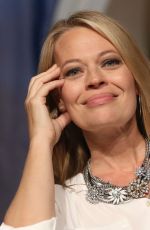 JERI RYAN at 14th Annual Official Star Trek Convention