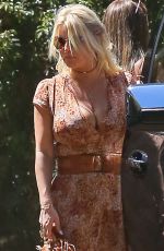 JESSICA SIMPSON Out and About in Calabasas 08/24/2015
