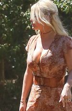 JESSICA SIMPSON Out and About in Calabasas 08/24/2015