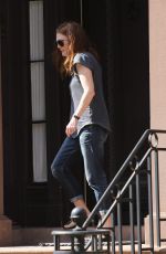 JULIANNE MOORE Leaves Her Home on West Village 08/25/2015
