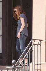 JULIANNE MOORE Leaves Her Home on West Village 08/25/2015